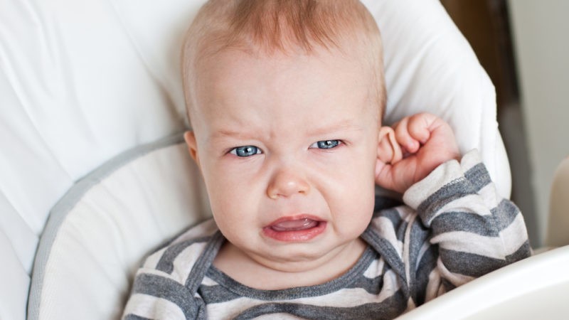 Как узнать если у грудного ребенка болят уши thumbnail