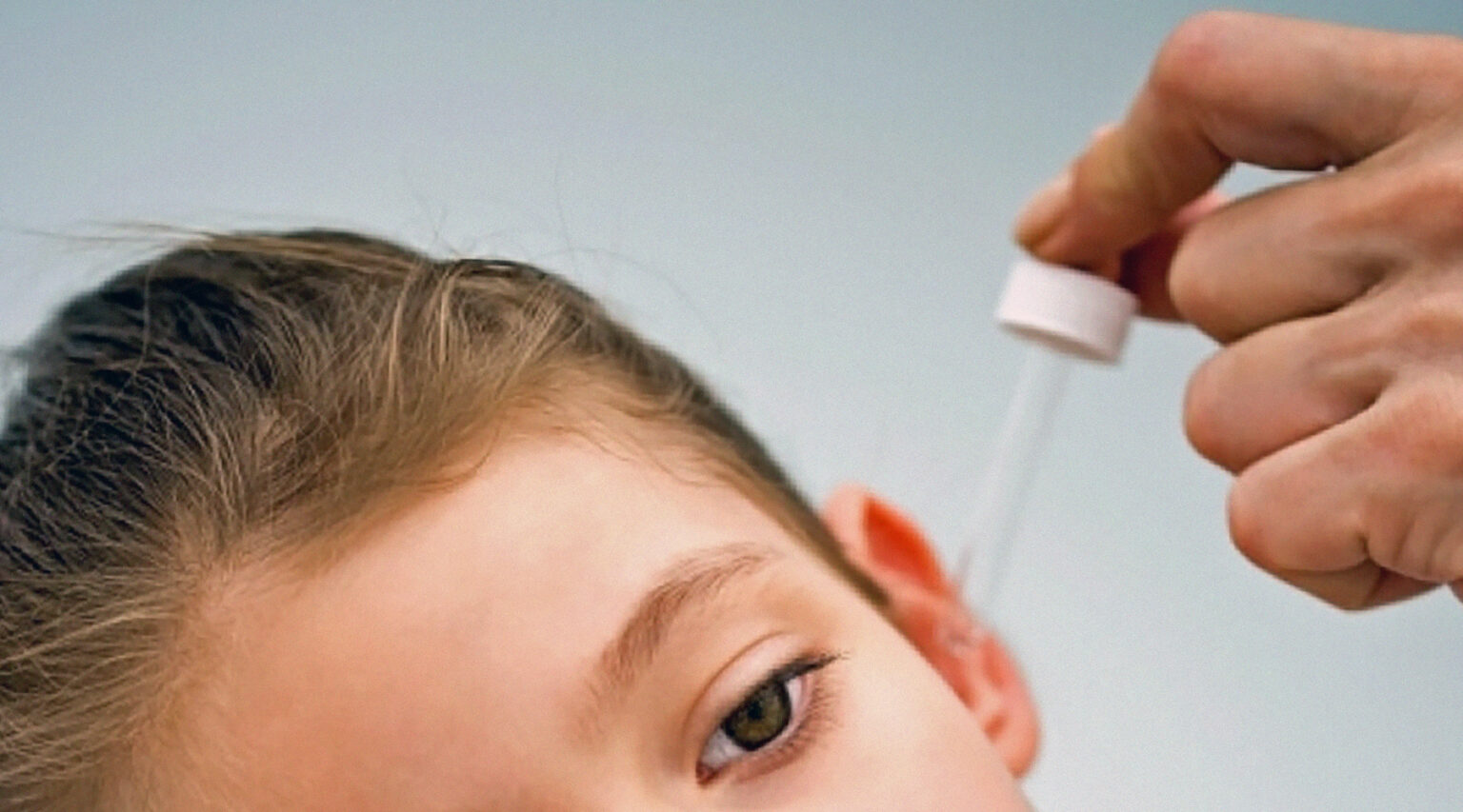 Чем можно закапывать уши ребенку. Закапывание капель в уши детям. Закапывание лекарства в ухо.