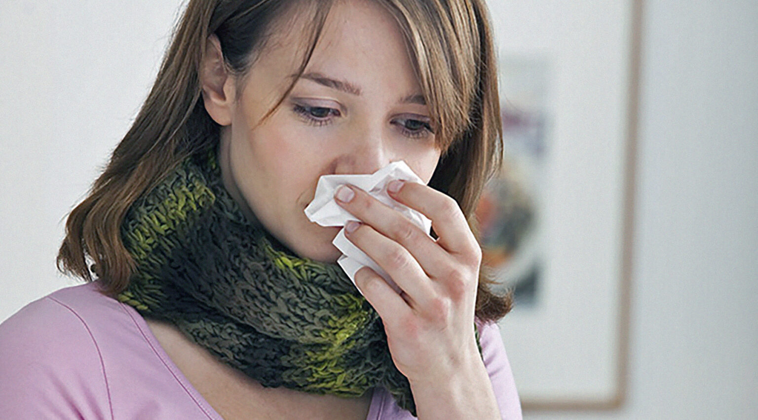 Заложенность носа боль в горле кашель. Простуда. Насморк. Девушка насморк.