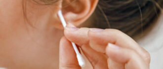 Как нужно правильно чистить уши
