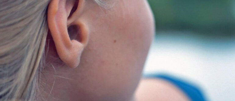 Прыщ в ухе: причины появления гнойных воспалений внутри уха и на его мочке, способы лечения